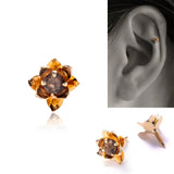 可愛いフラワーモチーフの軟骨ピアス